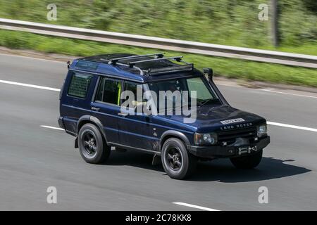 2003 Land Rover Discovery Td5 Gs Blue Car Hardtop Diesel sulla M6 autostrada vicino Preston a Lancashire, Regno Unito Foto Stock