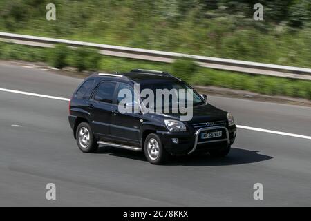 2005 KIA Sportage Xs Black Car SUV benzina sulla M6 autostrada vicino Preston a Lancashire, Regno Unito Foto Stock