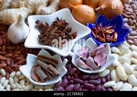 spezie fresche da macinare per preparare uno stufato o un peperoncino con carne Foto Stock