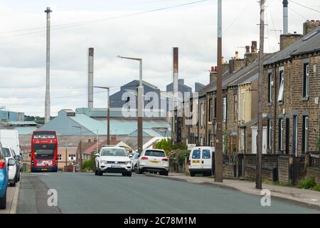 Ardagh Glass Plant, in precedenza Redfearns Glass, e tradizionale alloggio a schiera, Monk Bretton, Barnsley, South Yorkshire, Inghilterra, Regno Unito Foto Stock