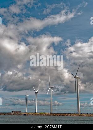 Turbine eoliche nel porto di Boennerup, Danimarca Foto Stock