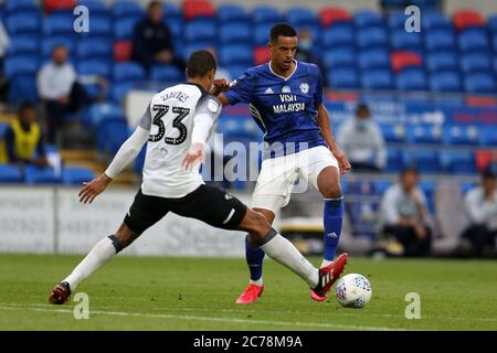 Cardiff, Regno Unito. 14 luglio 2020. Robert Glatzel di Cardiff City (r) in Action.EFL Skybet Championship match, Cardiff City contro Derby County al Cardiff City Stadium di Cardiff, Galles, martedì 14 luglio 2020. Questa immagine può essere utilizzata solo per scopi editoriali. Solo per uso editoriale, licenza richiesta per uso commerciale. Non si può usare nelle scommesse, nei giochi o nelle pubblicazioni di un singolo club/campionato/giocatore. pic di Andrew Orchard/Andrew Orchard sport photography/Alamy Live news Credit: Andrew Orchard sports photography/Alamy Live News Foto Stock