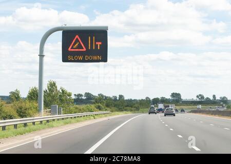 Rallentare la corsia chiusa a causa di un segnale a messaggio variabile incidente sull'autostrada del Regno Unito Foto Stock