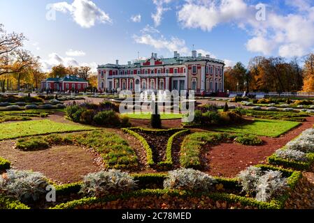 Tallinn, Estonia - 13 ottobre 2019: Parco Kadriorg e palazzo nel soleggiato giorno d'autunno Foto Stock