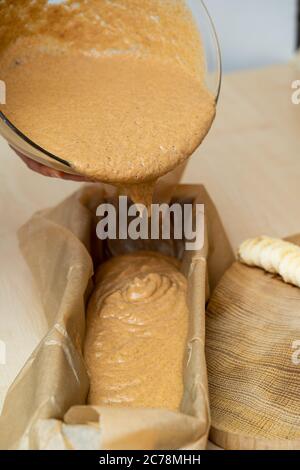 Facile da preparare per un pane sano e fatto in casa alla banana, dal piatto al piatto Foto Stock