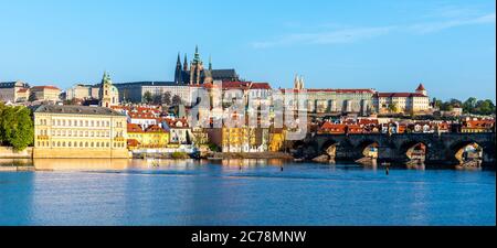 Vista panoramica del Castello di Praga e del Ponte Carlo in primavera soleggiata mattina, Praha, Repubblica Ceca. Foto Stock