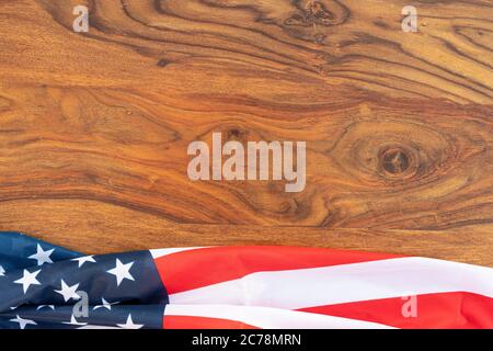 Tavola di legno con una bandiera americana su di esso per sfondo Foto Stock