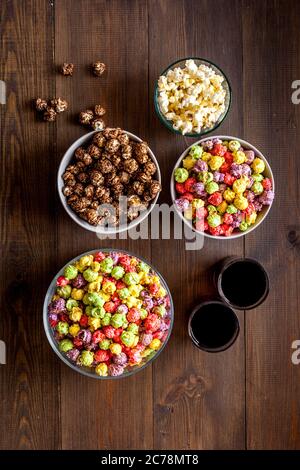 Set di popcorn e soda aromatizzati su tavolo in legno vista dall'alto Foto Stock