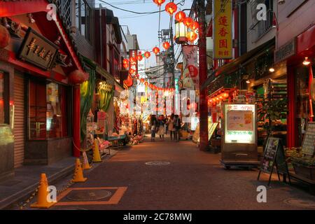 Yokohama, Giappone - 27 dicembre 2012 - strada stretta nella Chinatown più grande del mondo - Yokohama, Giappone. Foto Stock