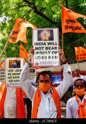 Nuova Delhi, India. 15 luglio 2020 gli attivisti del fronte indù Unito hanno fatto una manifestazione fuori dall’ambasciata nepalese a Nuova Delhi, contro le osservazioni del primo ministro nepalese K P Sharma Oli su Lord RAM Credit: PRASOU/Alamy Live News Foto Stock