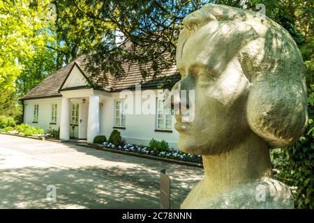 28 APRILE 2018, ZELAZOWA WOLA, POLONIA - il luogo di nascita di Frederick Chopin con la sua statua di fronte a una casa padronale Foto Stock