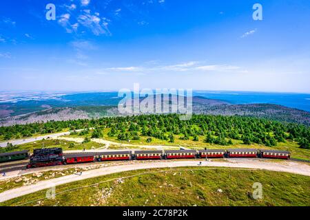 Il treno a vapore sta salendo fino alla cima della montagna chiamata 'Brocken' nel parco nazionale di Harz, Germania Foto Stock