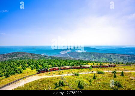 Il treno a vapore sta salendo fino alla cima della montagna chiamata 'Brocken' nel parco nazionale di Harz, Germania Foto Stock