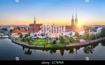 Wroclaw, Polonia. Vista panoramica aerea dell'Isola della Cattedrale (Ostrow Tumski) all'alba Foto Stock