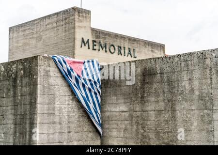 MAUTHAUSEN-GUSEN, AUSTRIA-MAGGIO 7,2017: Celebrazione della liberazione del campo di Mauthausen-Gusen; Memoriale nel campo di concentramento nazista tedesco a Gusen Foto Stock