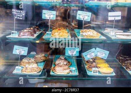 Dublino, Irlanda - 30 dicembre 2019: Esposizione di un negozio di caramelle con un grande assortimento di torte a Dublino, Irlanda Foto Stock