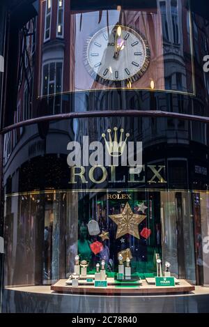Dublino, Irlanda - 30 dicembre 2019: Mostra del negozio di lusso Weir and Sons con un annuncio Rolex a Grafton Street a Dublino, Irlanda Foto Stock