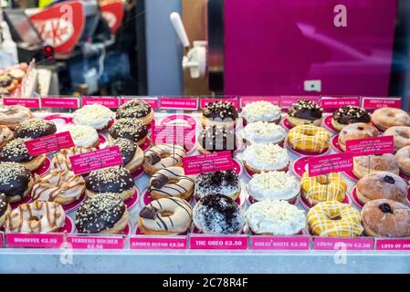 Dublino, Irlanda - 30 dicembre 2019: Esposizione di un negozio di caramelle con un grande assortimento di torte e ciambelle a Dublino, Irlanda Foto Stock