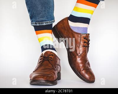 Gambe uomo, scarpe alla moda e calze lucide Foto Stock