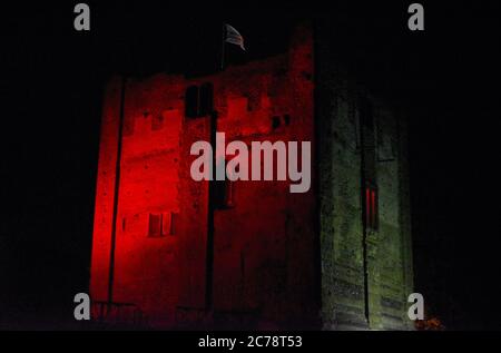 Il vecchio castello di Guildford, Surrey, è selezionato da una luce rossa per segnare l'Armistizio del 1918 in questa fotografia scattata in una tranquilla notte di ottobre. Foto Stock