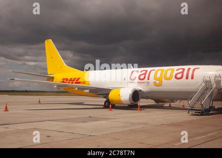 KIEV, UCRAINA - 08 LUGLIO 2020: DHL Plane LZ-CGT CARGO AIR BOEING 737-400F in piedi all'aeroporto. Spazio di copia. Foto Stock