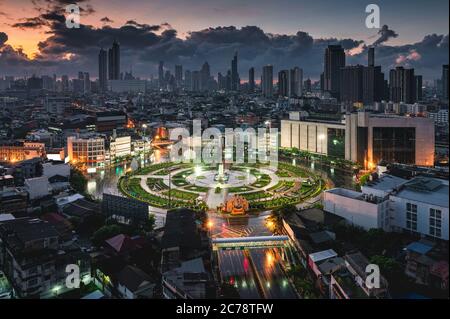 Sopra il monumento alla rotonda di Wongwianyai senza auto e grattacieli nel centro di Bangkok, Thailandia Foto Stock