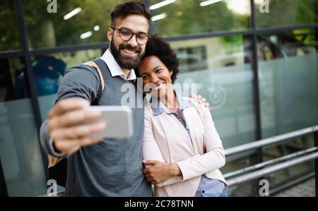 Coppia felice amorevole. Felice giovane uomo e donna che si divertono insieme in città Foto Stock