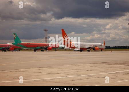 KIEV, UCRAINA - 08 LUGLIO 2020: Aereo SkyUp linea aerea Boeing 737 in piedi all'aeroporto. Piani alla pista. Aereo passeggeri. Foto Stock