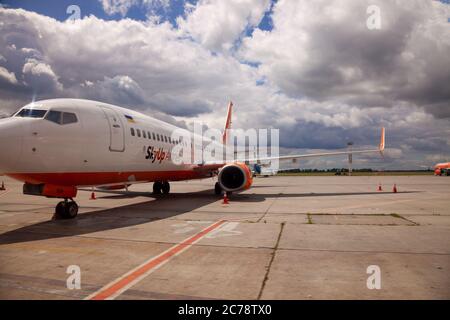 KIEV, UCRAINA - 08 LUGLIO 2020: Aereo SkyUp linea aerea Boeing 737 in piedi all'aeroporto. Piani alla pista. Aereo passeggeri. Foto Stock