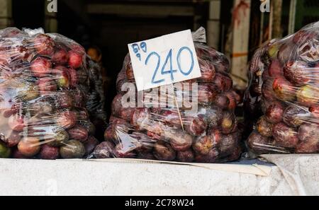 mercati della frutta dell'asia. Frutti esotici popolari per i turisti di tutto il mondo Foto Stock