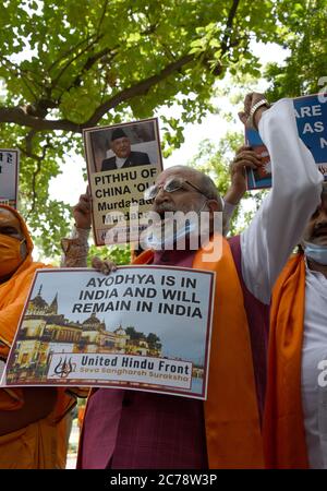 Nuova Delhi, India. 15 luglio 2020. Attivisti del fronte indù Unito che protestano fuori dell'ambasciata del Nepal a Nuova Delhi, contro il primo ministro napalese K.P. Sharma oli sostengono che l'Ayodhya 'reale', il luogo di nascita del dio indù RAM era in Nepal. Lord RAM è considerato una questione di fede per gli indù. (Foto di Sondeep Shankar/Pacific Press) Credit: Pacific Press Agency/Alamy Live News Foto Stock