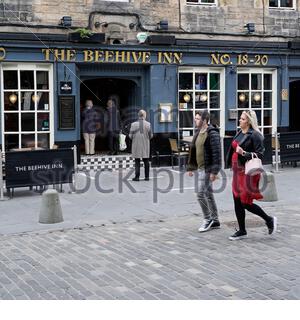 Edimburgo, Scozia, Regno Unito. 15 luglio 2020. I pub di Edimburgo riaprono oggi per prenotazioni, code socialmente distanziate già in formazione, visto qui al Beehive pub nel Grassmarket il primo giorno indietro dopo il blocco per la pandemia di Coronavirus Covid-19. Credit: Craig Brown/Alamy Live News Foto Stock