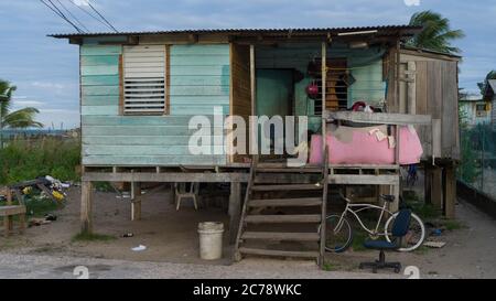 Facciata di palafitte, Senna bight, Stann Creek District, Placencia Peninsula, Belize Foto Stock