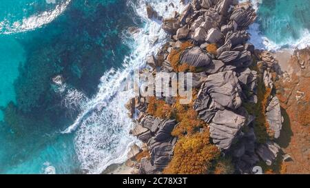 Spiaggia tropicale con mare e palme presi dal drone. Seychelles famosa spiaggia - foto aerea di la Digue Grand Anse. Foto Stock