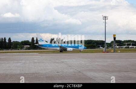 KIEV, UCRAINA - 08 LUGLIO 2020: Aereo passeggeri KLM Royal dutch Airlines Boeing 737 volare all'aeroporto. Aereo. Foto Stock