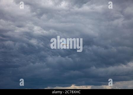 KIEV, UCRAINA - 08 LUGLIO 2020: Aereo passeggeri KLM Royal dutch Airlines Boeing 737 volare all'aeroporto. Aereo. Foto Stock