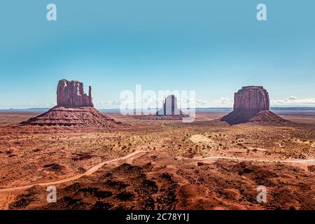 Il Monument Valley sul confine tra Arizona e Utah, Stati Uniti Foto Stock