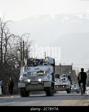 14 marzo 1994 durante la guerra in Bosnia: Una colonna blindata dei Dragoni di luce si avvicina alla base britannica a Bila, appena fuori Vitez. Foto Stock