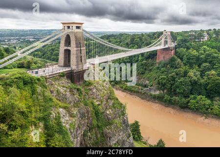 Il Clifton Suspension Bridge è un ponte di sospensione spanning the Avon Gorge e il fiume Avon, collegando Clifton a Bristol a Leigh Woods nel Nord in modo Foto Stock