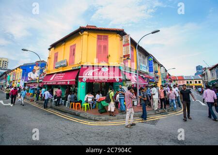 lavoratori migranti in little india street singapore, singapore, little india singapore, colorata little india, migranti indiani singapore, dipinti murali Foto Stock