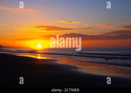 Alba sulla spiaggia nel North Carolina, Carolina del Sud, il sole sorge sull'oceano Foto Stock