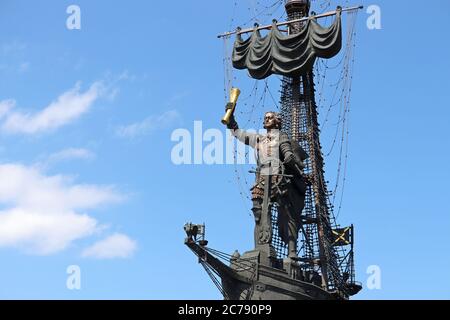 Monumento a Pietro il Grande, primo imperatore russo su sfondo blu cielo a Mosca Foto Stock