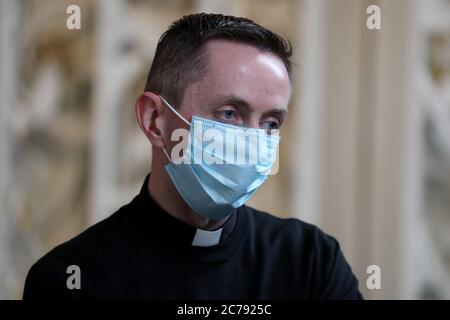 Canon Gerald Sharkey durante la prima messa alla Cattedrale di St Andrew a Glasgow dal 19 marzo, mentre la Scozia si prepara per l'abolizione di ulteriori restrizioni di blocco del coronavirus. Foto Stock