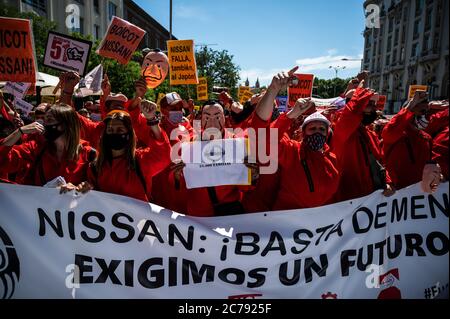 Madrid, Spagna. 15 luglio 2020. I dipendenti Nissan, indossando abiti rossi e maschere Dali della serie spagnola Netflix la Casa de Papel (Money Heist), protestando contro la chiusura della fabbrica giapponese di automobili situata a Barcellona, in quanto il costruttore giapponese Nissan ha deciso di chiudere la sua fabbrica dove sono impiegate 3,000 persone. Credit: Marcos del Mazo/Alamy Live News Foto Stock