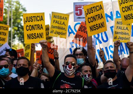 Madrid, Spagna. 15 luglio 2020. I dipendenti di Nissan protestano contro la chiusura della fabbrica giapponese di automobili situata a Barcellona, in quanto il costruttore giapponese Nissan ha deciso di chiudere la sua fabbrica, dove sono impiegati 3,000 dipendenti. Credit: Marcos del Mazo/Alamy Live News Foto Stock