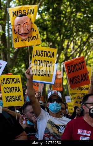 Madrid, Spagna. 15 luglio 2020. I dipendenti di Nissan protestano contro la chiusura della fabbrica giapponese di automobili situata a Barcellona, in quanto il costruttore giapponese Nissan ha deciso di chiudere la sua fabbrica, dove sono impiegati 3,000 dipendenti. Credit: Marcos del Mazo/Alamy Live News Foto Stock