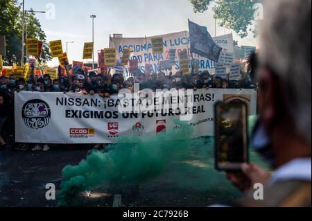 Madrid, Spagna. 15 luglio 2020. I dipendenti di Nissan protestano contro la chiusura della fabbrica giapponese di automobili situata a Barcellona, in quanto il costruttore giapponese Nissan ha deciso di chiudere la sua fabbrica, dove sono impiegati 3,000 dipendenti. Credit: Marcos del Mazo/Alamy Live News Foto Stock