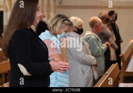 I membri della congregazione durante la prima messa alla Cattedrale di St Andrew a Glasgow dal 19 marzo si sono tenuti mentre la Scozia si prepara per l'abolizione di ulteriori restrizioni di blocco del coronavirus. Foto Stock