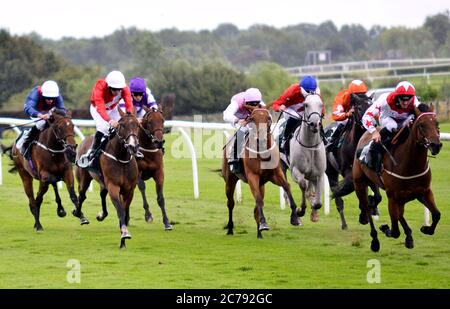 Brazen Belle guidato dal fantino Danny Tudhope (a destra) sulla loro strada per vincere le gare TV Fillies 'Novice Stakes al Catterick Bridge Racecourse. Foto Stock