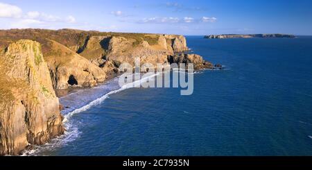 Lydstep nr Tenby Pembrokeshire Galles con isola di Caldey in background Foto Stock